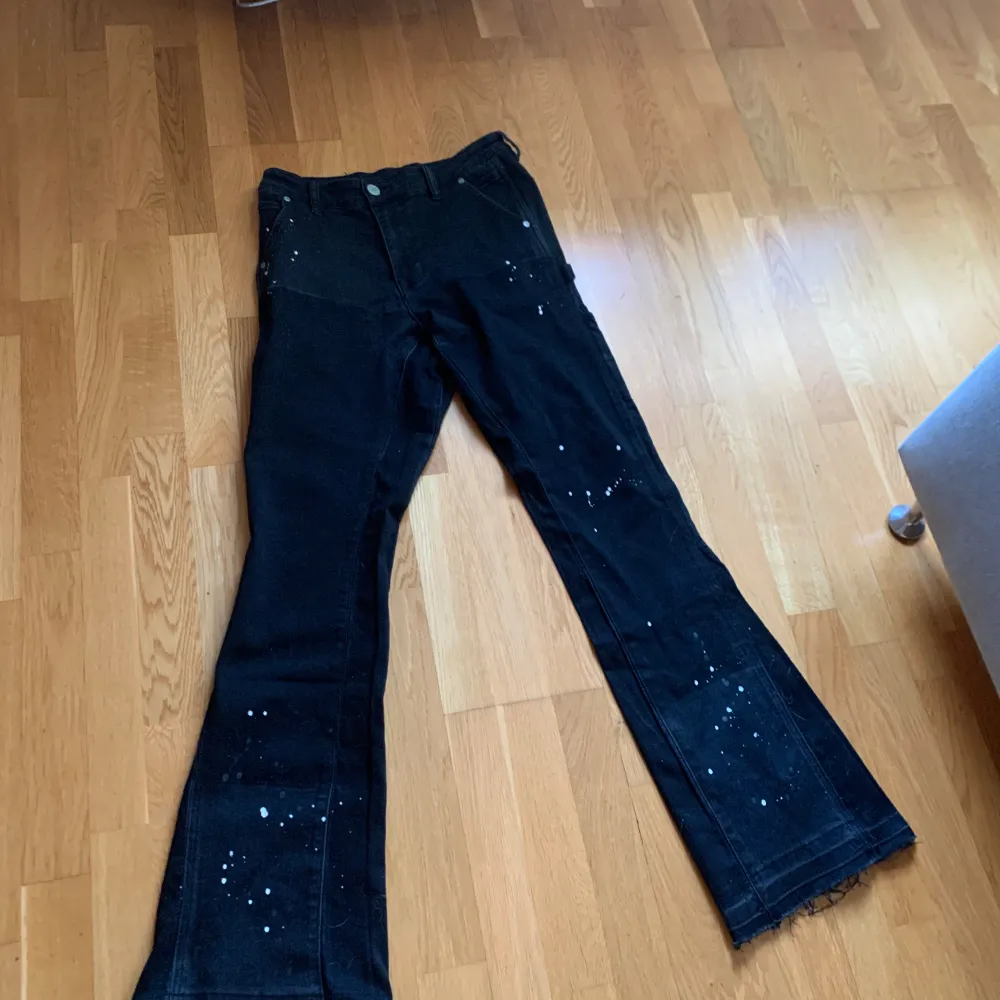 Jeans med paintsplatter på. Väldigt långa och de är stackade/flared. Materialet är tyg och de är väldigt stretchiga. Kom DM för prisförslag. Jeans & Byxor.