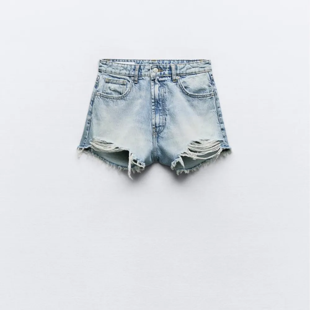 Skitsnygga jeansshorts från Zara med lappen på, helt nya och aldrig använda men passade tyvär ibte mig och har därför då heller inga bilder hur dom sitter på😊. Shorts.