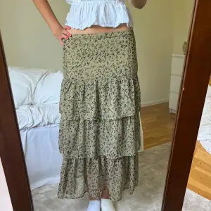 Så fin lång kjol. Jag är 180 så skulle nog passa någon som är kortare😇