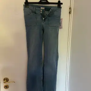 Låga bootcut jeans från nelly aldrig använda! 