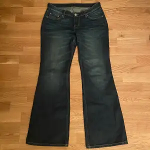 Lowrise blåa jeans köpta på weekday för ca 700 kr. Endast använd en gång. Pris kan diskuteras. 