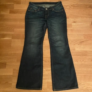 Nova low slim bootcut jeans - Lowrise blåa jeans köpta på weekday för ca 700 kr. Endast använd en gång. Pris kan diskuteras. 