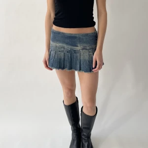 Kjol - Denim minikjol, köpt secondhand.   Fraktar från paris, köparen står för frakten 💕