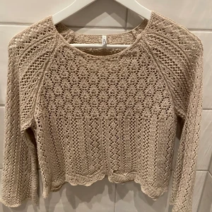 Beskurna stickad tröja  - Virkad/stickad beige topp ifrån only! Super söt🫶🏻 antingen kan man ha ett linne under eller bara BH! Bara använd en gång och som ny. Nypris 300kr