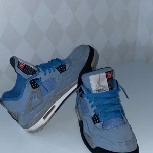Air Jordan 4 university blue - Hej säljer ett par Jordan då jag inte använder dom längre. Storlek 42. Kan även rengöra de djupt för 75kr.