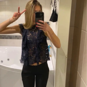 Spets topp - Super snygg topp från zara som inte säljs längre. Aldrig använd utan bara testad. Säljer då jag inte kan lämna tillbaka den då lapparna inte är kvar. 💞