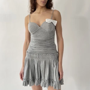 Klänning  - Världens sötaste klänning, köpt secondhand, passar s/m   Fraktar från paris, köparen står för frakten 💕