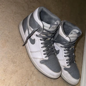 Air Jordan 1 Retro High OG 'Stealth'  - Använda några gånger, slutat använda dem så vill bli av med dem storlek 43, köpta på stock x men min mamma slängde box och kvitto. 