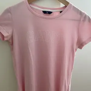 Fin t-shirt från Gant som är i princip helt oanvänd, bara använd 1 gång ❤️