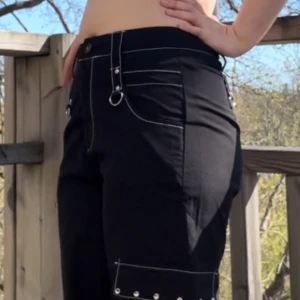 Svarta byxor  - Ett par svarta byxor med en dödskalle på ett av byxbenen.  De kommer tyvärr inte till användning längre. 