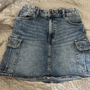Jeans kjol från Lindex med fickor.  Priset går  diskutera. I storlek 158-164