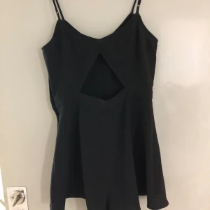 Jumpsuit cutout  - Kort jumpsuit  Använd 1gång  Cutout på rygg 