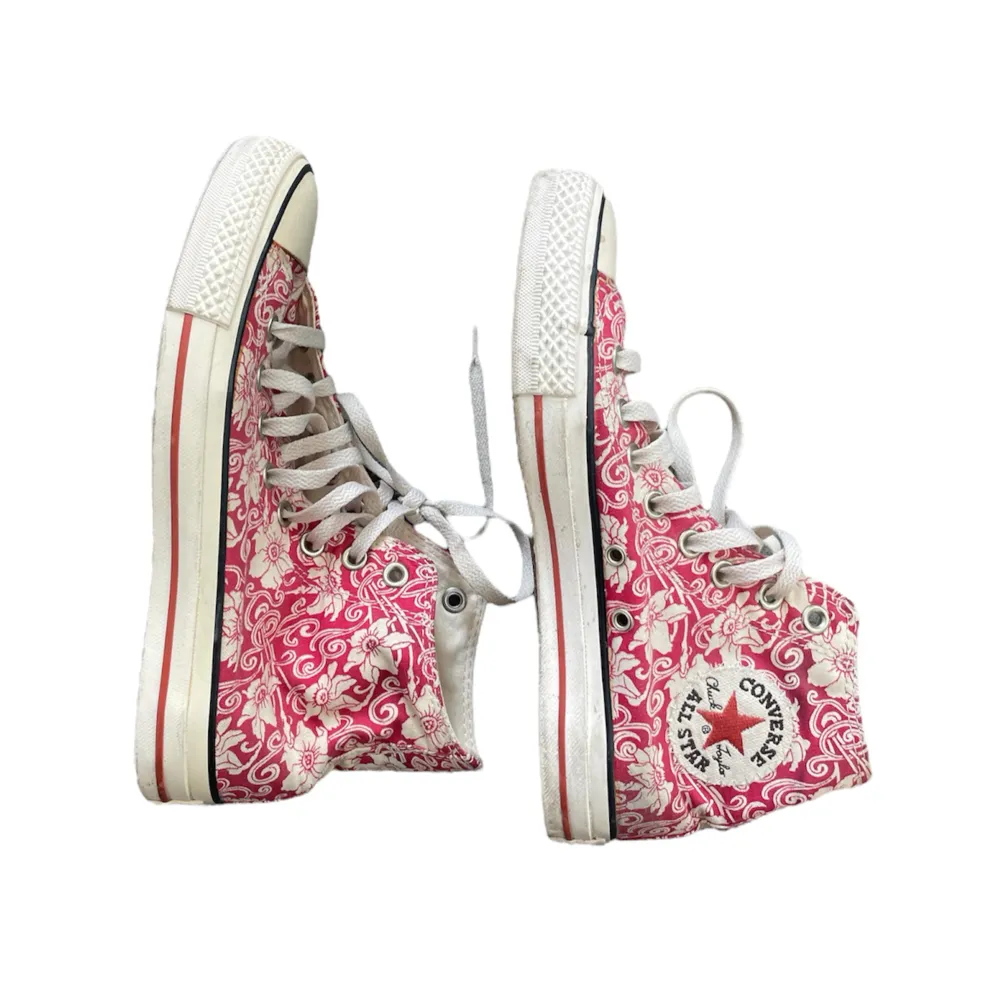 Röda vintage converse med vita blommor 🌹 Supernajs skor med unikt mönster, tyvärr lite stora på mig.  Storlek 39,5 men lite små i storleken så skulle säga 38,5 eller 39. . Skor.