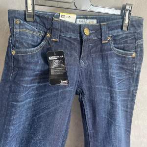 lee jeans med alla lappar kvar, det är en lågmidjad modell med vida ben❤️ så fina och trendiga! storlek W25 L31