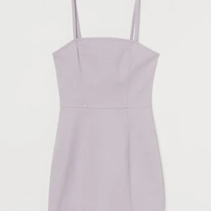 Jeansklänning - Lila bodycon klänning i jeansmaterial. Storlek 36, passar xs-s. Hör av dig vid frågor eller för fler bilder🤗🤗