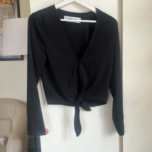 Jätte fin knäpp tröja - Säljer denna nästan helt nya tröja! Den går att knäppa och även knyta skriv för fler bilder🩷