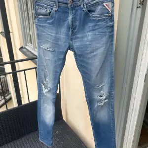 Blå distressed jeans från Replay i modellen Jondrill. Nypris 1799kr, väl använda med hål där bak (se bild 3) men mycket kvar att ge! Storlek 29/32, midjemått 38cm men stretchy skönt bomullstyg så passar lite större också, innerbenslängd 82cm! 