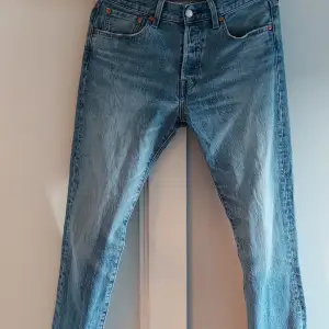 Levis jeans i storlek 29 32. Snygga jeans med fadeat material. Perfekta till sommaren.