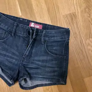 Mörkblåa jeans shorts med blixtar på fickorna! Shortsen är i bra skick och passar xxs/xs💗 Priset är disskuterbart‼️
