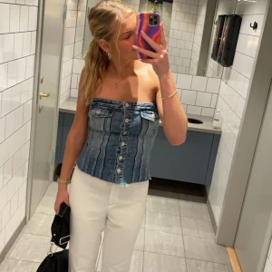 Denim topp - Som orörd i skicket, jättefin, otroligt omtyckt & snygg, säljer pågrund av för lite intresse av den just nu😊skriv om de önskas mer bilder💓