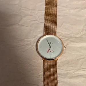 Guldfärgad klocka  - Den fungerar inte!!! Jag vet inte om det går att fixa eller hur lätt det är. Den är inte i min stil så det känns inte värt det för mig att kolla upp det 😺 Den är drygt 23 cm lång och själva klockan knappt 4 cm i diameter. 