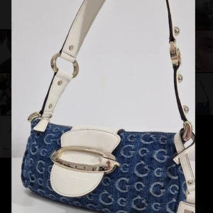 Vintage guess bag<3 - Säljer denna skit snygga väska från guess då den inte används! Kom gärna privat för frågor och funderingar❤️