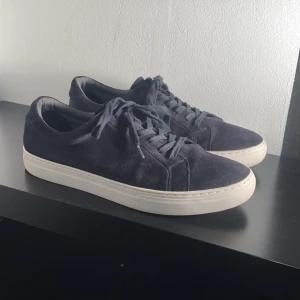 Vagabond Sneakers  - Skick: 8/10  Storlek: 45  Färg: Svart, blåa skosnören 