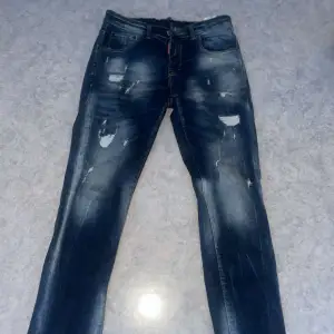 Blåa dsquared2 jeans  Använda max 2ggr  Säljer pga att de inte passar längre  Inga defekter Pris kan diskuteras