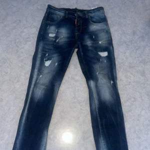 Dsquared2 jeans  - Blåa dsquared2 jeans  Använda max 2ggr  Säljer pga att de inte passar längre  Inga defekter Pris kan diskuteras