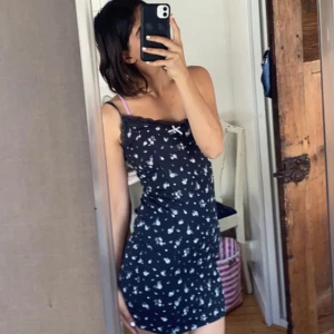 Blommig klänning  - Super fin klänning perfekt till sommar nyskick!!