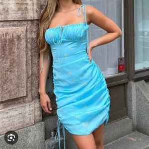 Sommarklänning - Jättefin klänning ifrån Adoore, helt ny och oanvänd med prislapp kvar. Säljer då den tyvärr inte passar mig.  Är även öppen för byte mot likadan i storlek 36