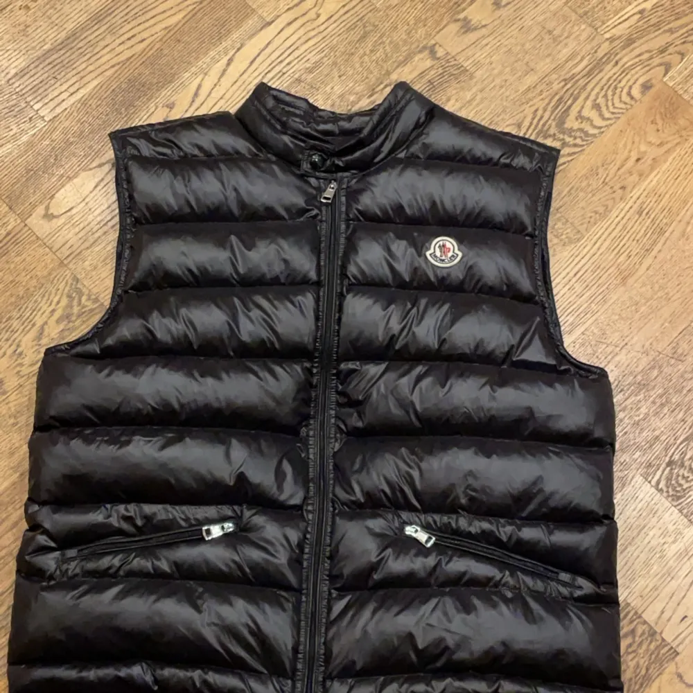 Moncler väst i mycket bra skick. . Jackor.