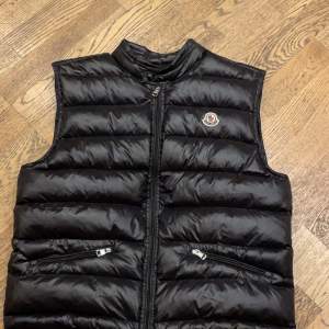 Moncler väst i mycket bra skick. 