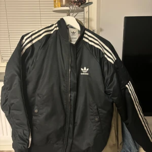 Adidas bomberjacka - Bomberjacka från Adidas som köptes in för ca 1000kr. Knappt använd och har inga defekter. Pris kan diskuteras vid snabb affär 
