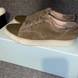 Lanvin - Hej! Säljer nu dessa riktigt sköna lanvinsen i bra skick! Finns några ytterst små märken på toecapen men inget märkvärdigt Hör av er vid frågor. Uk7