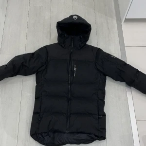 Sail racing jacka  - Säljer denna Sail Racing jacka i bra skick. Storlek S. Använd en vinter, vid frågor är det bara att skriva. Priset går att diskuteras.