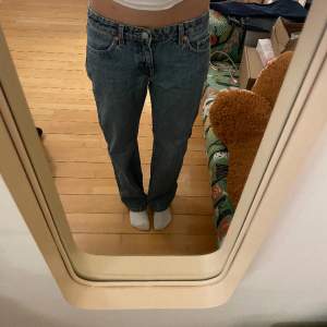Lågmidjade blå jeans Arrow Low waist från Weekday🩷🩷 säljer för de inte kommer till användning och är lite korta på mig (är 167cm)!!
