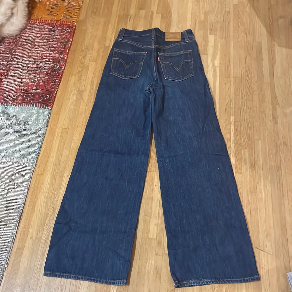 Ett par Levi’s jeans i modellen Ribcage Wide Leg. Waist: 24 Length: 30 Passar perfekt för barn! Knappt använda! . Jeans & Byxor.