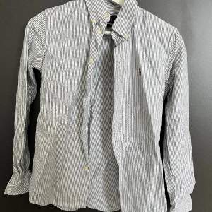 Fin grå Ralph Lauren skjorta. Lite ostrykt bara😂. Bra skick. Storlek XS.