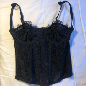 Korsett - Jättefin korsett top, aldrig använd. Kan tyvärr inte ha bilder med på då den inte passar vid bysten .Storlek XS