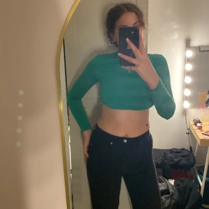 En öppen rygg tröja  - Den är XS i storlek men passar även i S. Den används fåtal gånger, inga skador ! 