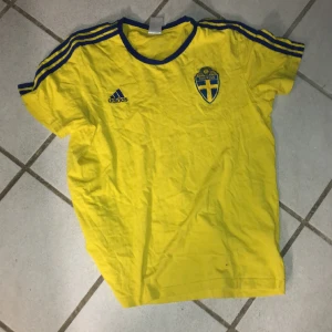 Sverige fotbollströja  - Fotbollströja köpt på VM i frankrike 2019. I tyg alltså inte riktigt sportmaterial. Säljer billigt och i paketpris.