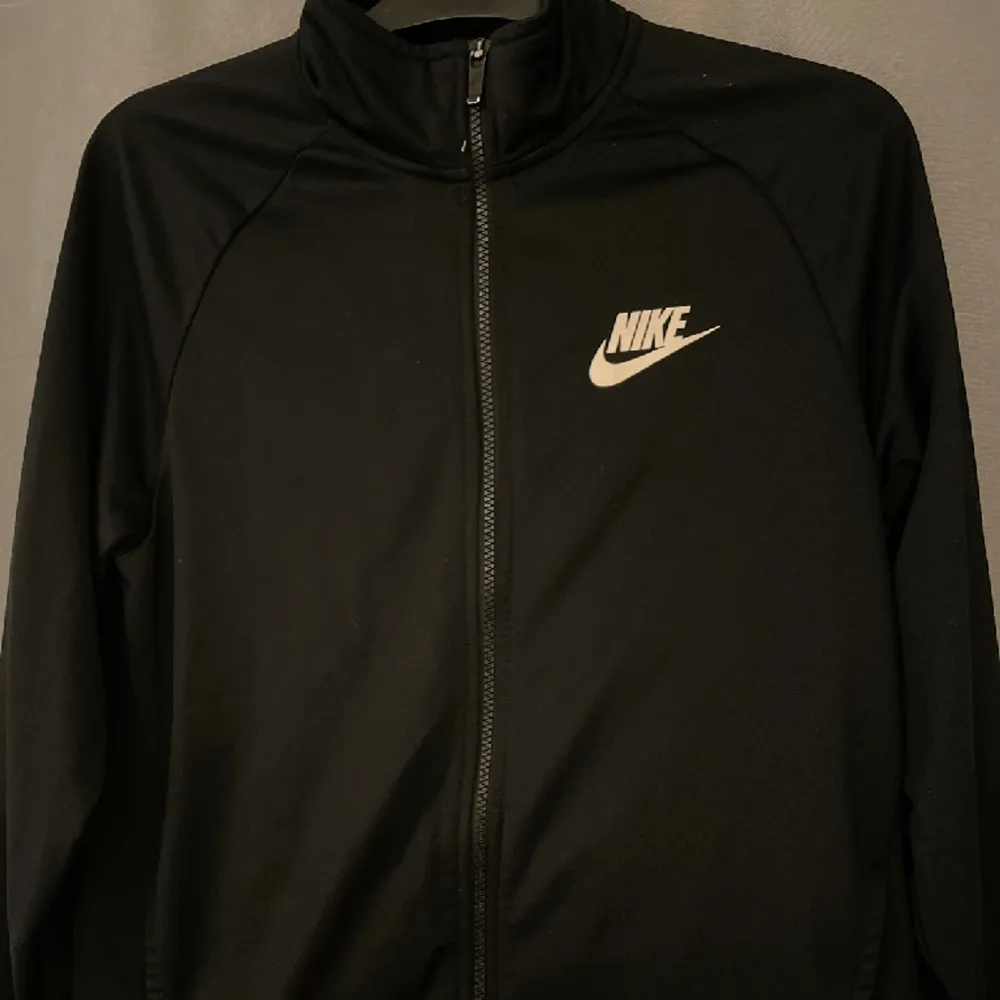 svart Nike tröja med dragkedja lätt en favorit då kvaliteten är riktigt skön, hör gärna av er vid intresse!!. Jackor.