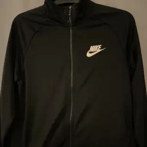 svart Nike tröja med dragkedja lätt en favorit då kvaliteten är riktigt skön, hör gärna av er vid intresse!!