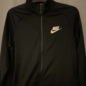 Nike tröja - svart Nike tröja med dragkedja lätt en favorit då kvaliteten är riktigt skön, hör gärna av er vid intresse!!