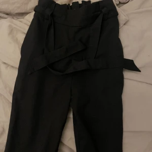 kostymbyxor - classy kostymbyxor som formar kroppen riktigt fint, hör av er vid intresse!!