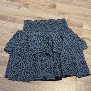 Mörkblå kjol - kjol som inte längre kommer till användning🩵 passar xs-s, eventuellt m då den är väldigt stretchig i midjan!