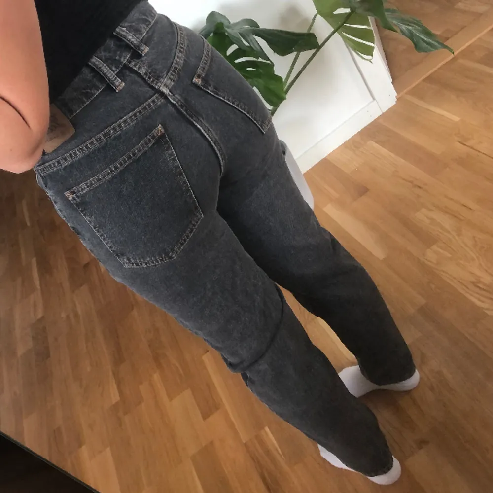 Mörkgråa mom jeans från pull&bear i storlek 34. Jeans & Byxor.