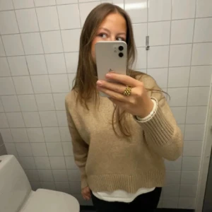 Polotröja  - Fin polotröja köpt från sellpy ❤️ storlek M, passar så bra till höst och vinter när det är lite kallare. Den är lite nopprig.