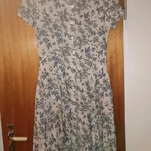 Lång klänning  - Lång fin sommrig klänning med blommigt mönster, storlek M men passar även L. Den har fickor! 😊